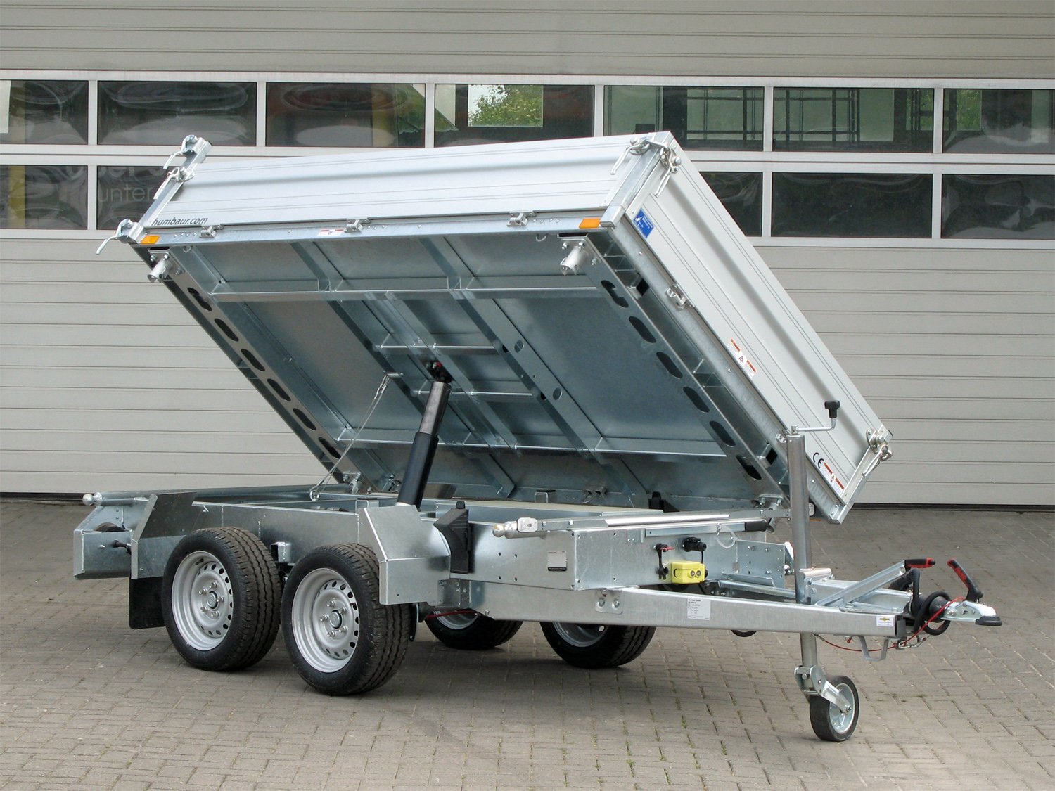 HUMBAUR HTK 2700.27 Kippanhänger aus Aluminium mit elektrischer Pumpe