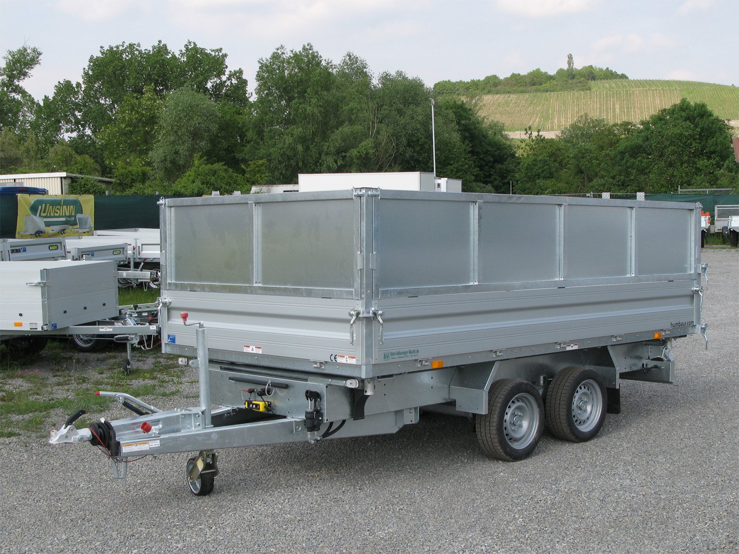 HUMBAUR HTK 3500.37 Kippanhänger aus Aluminium mit elektrischer Pumpe und Stahlblechaufsatz 600 Millimeter